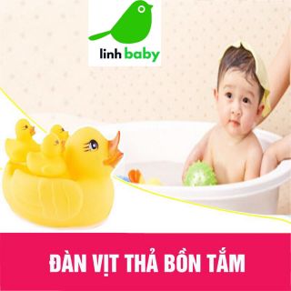 Đàn vịt chíp chíp thả bồn tắm cho bé.