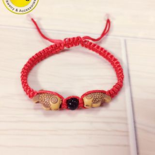 Vòng tay handmade mặt hình con cá gỗ