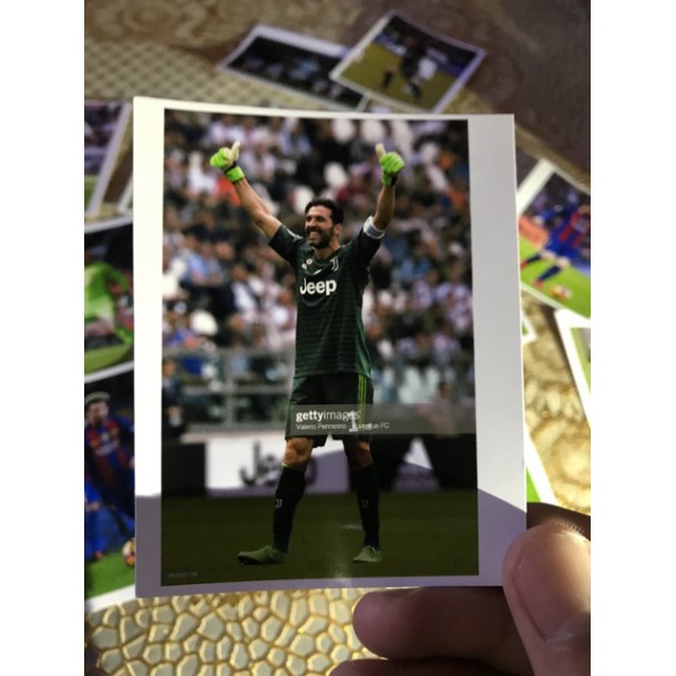 Thẻ bài cầu thủ bóng đá