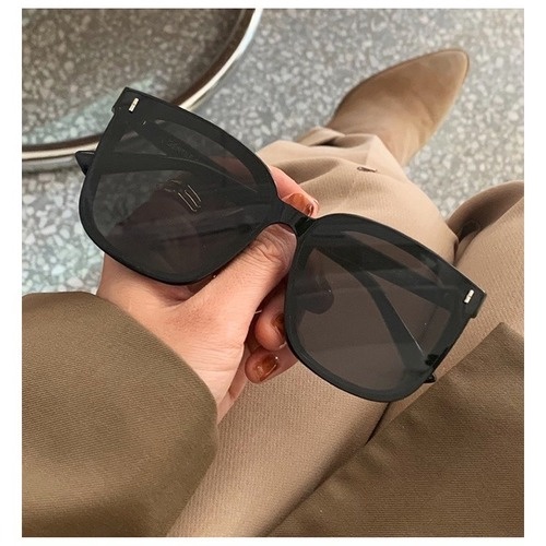 Kính mát gọng vuông cho cả nam và nữ