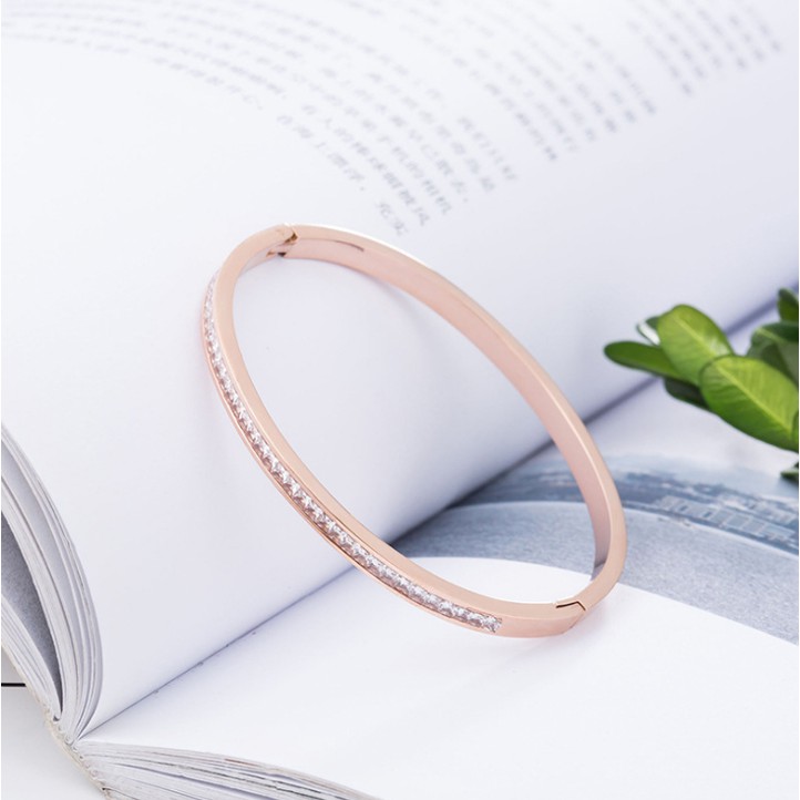 Vòng tay nữ titan cao cấp đính 1 hàng đá vuông khóa gài siêu đẹp, bền màu, hợp thời trang