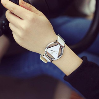 Đồng hồ mặt tam giác độc đáo