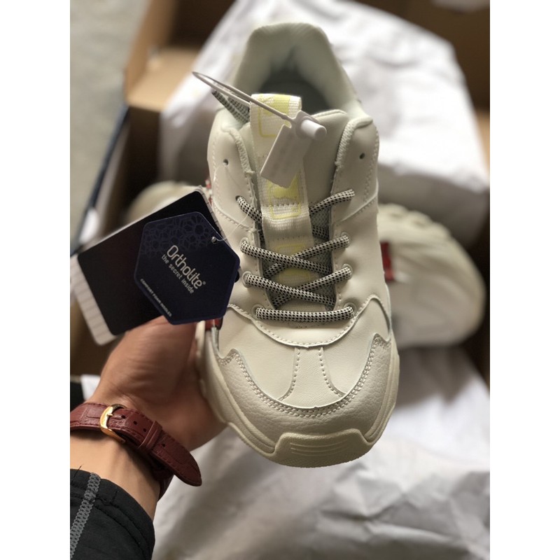 Giày thể thao sneaker in chữ đỏ