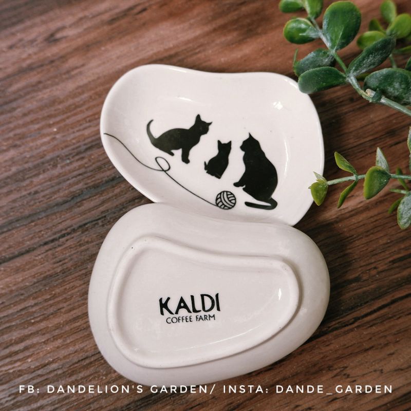 Dĩa chấm gia đình mèo