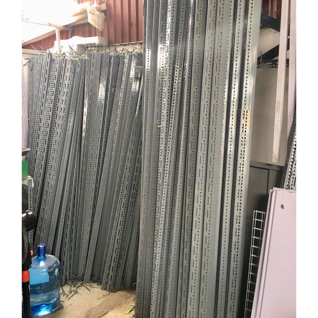 4 thanh sắt v lỗ 3x5 dày 1.8mm- dài 1m5