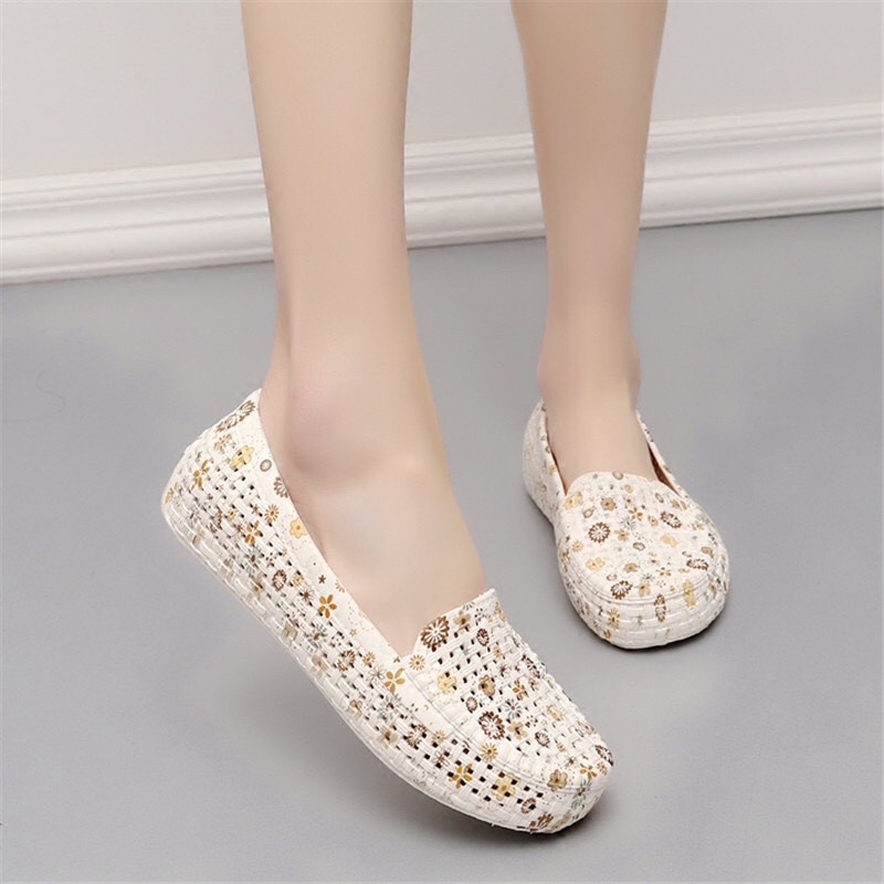 Giày nhựa đi mưa, đi biển họa tiết hoa vàng - Chất liệu siêu nhẹ | BigBuy360 - bigbuy360.vn