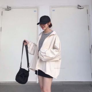 Áo khoác sơ mi nữ , áo khoác chống nắng nữ  kiểu dáng cánh dơi chất kaki  màu đen và kem trắng