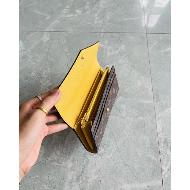 Ví cầm tay da thật, bên trong lót màu vàng, mọi chi tiết như ảnh và video shop chụp