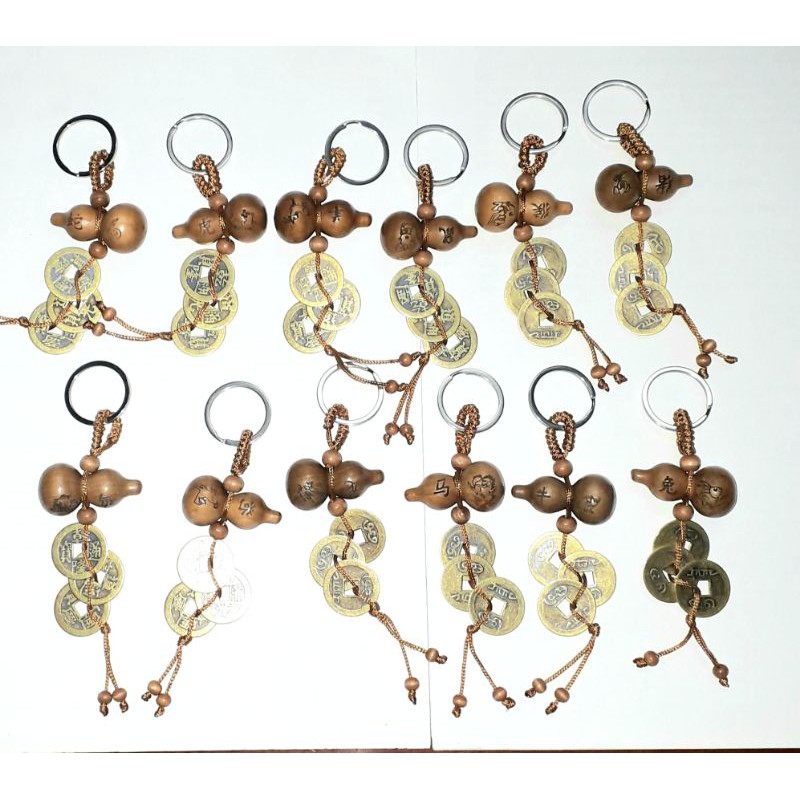 Một chiếc móc khóa Hồ lô gỗ khắc hình12 con giáp và 3 đồng xu may mắn bằng đồng rất đẹp