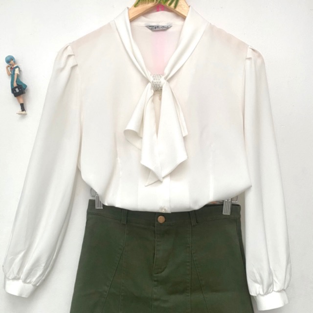 Sơ mi Nhật cổ nơ đính đá New Look