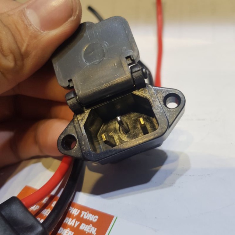 GIẮC SẠC VUÔNG CÓ NẮP KHÔNG NẮP XE ĐIỆN XE ĐẠP ĐIỆN GIA HUY