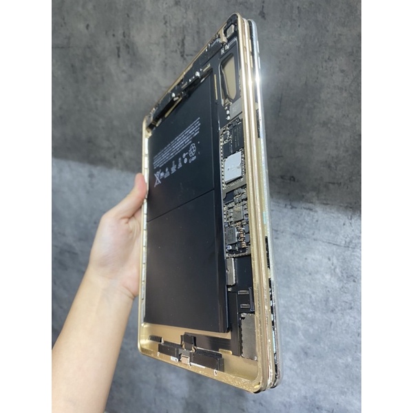 Cụm lưng iPad Air 2 mất nguồn, vỏ đẹp 98% không cam sau , không dây nút nguồn