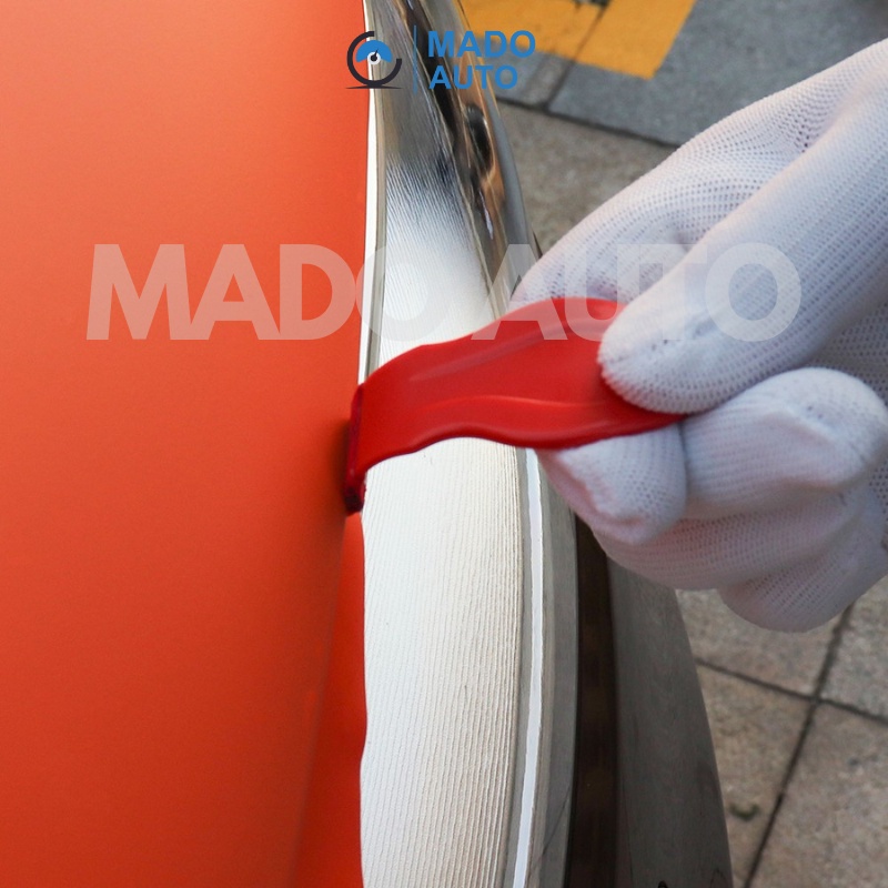 Gạt nhựa nhỏ ĐỎ gấp mép Decal dán xe ô tô, có đệm vải chống xước MADO AUTO F69