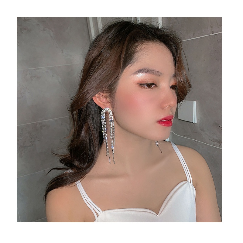 Khuyên tai dáng dài phối tua rua phong cách hàn quốc