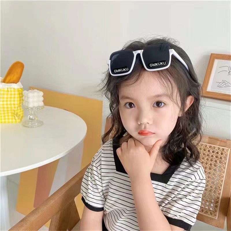 Kính Mát Nửa Gọng Chống Tia Cực Tím In Chữ Cá Tính Cho Bé