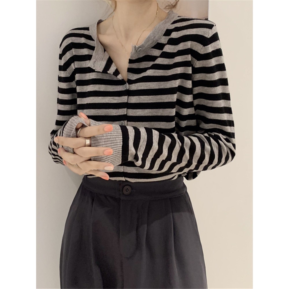 (ORDER) Áo len nữ dệt kim mỏng nhẹ mùa thu kẻ sọc ngang đen xám nhẹ nhàng đơn giản Hàn Quốc (HÀNG_MỚI)