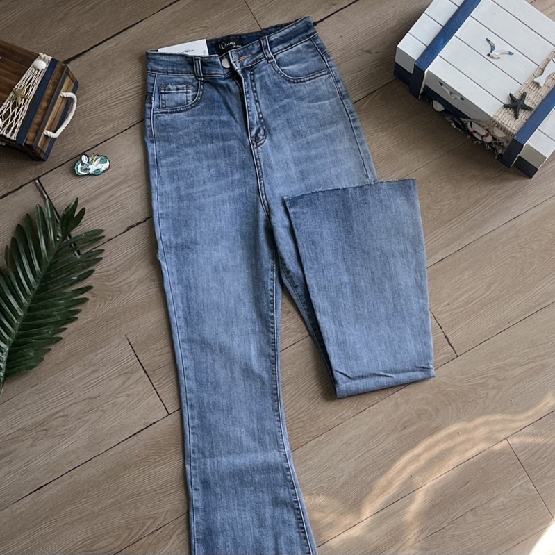 Quần jean dài co giãn tốt, kiểu dáng ống bas lai tưa, màu sắc cơ bản! | BigBuy360 - bigbuy360.vn