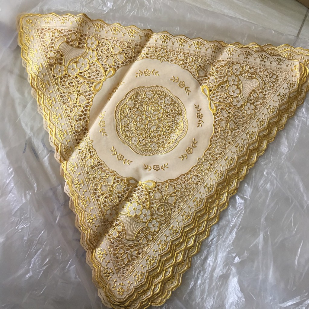 Khăn lót bình hoa hình tam giác nhũ vàng 40cm Towa Nhật Bản