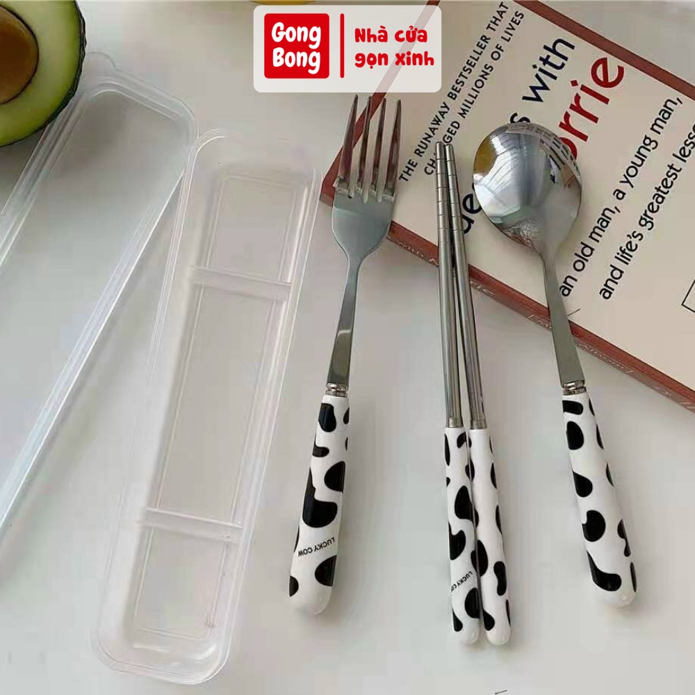 Bộ thìa đũa inox 304 gồm 3 món họa tiết bò sữa cán sứ cao cấp set thìa đũa cá nhân kèm hộp cực đẹp