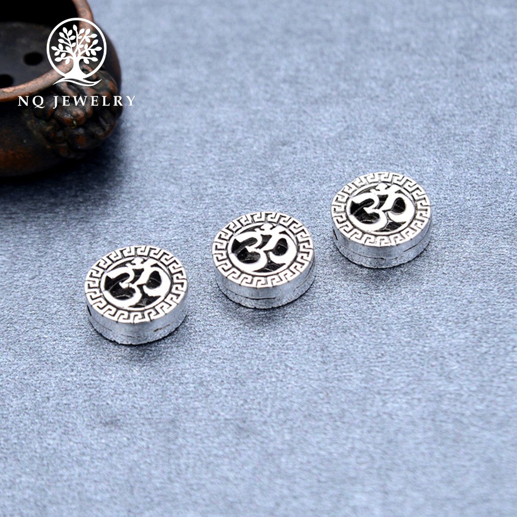 Charm bạc chữ ôm xỏ ngang - NQ Jewelry