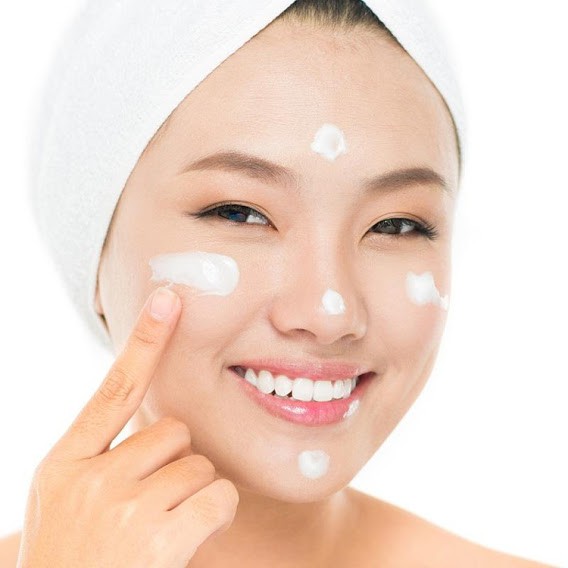 Kem Dưỡng Ẩm Chống Nắng Ban Ngày Simple Kind To Skin Vital Vitamin Cream SPF 15 UVA/UVB 50 ml