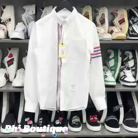 Áo sơ mi trắng nam nữ dài tay Thom Browne tay in 4 sọc xanh đỏ phối vạch khoá bạc dọc khuy vải gai đẹp SM37P | BigBuy360 - bigbuy360.vn