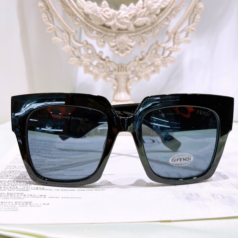 kính mát phom vuông thời trang | BigBuy360 - bigbuy360.vn