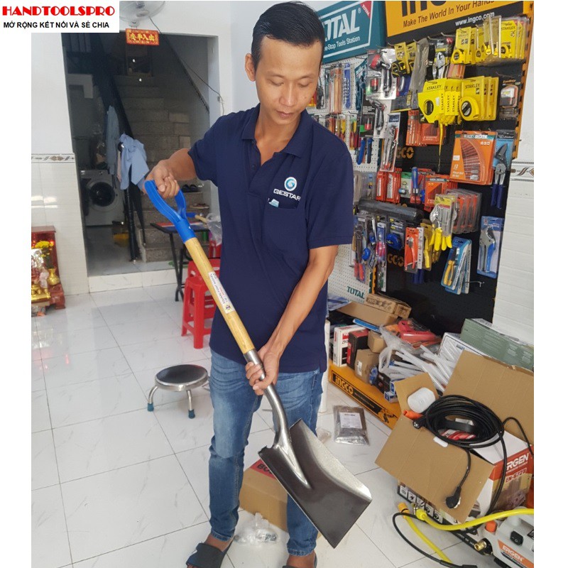 Cây xẻng bằng cán gỗ tay cầm 1020mm A0704S C-MART
