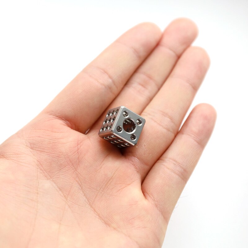 Vòng cổ Mặt Hình Vuông Rỗng Sáu Mặt Bằng Hợp Kim Titan Toàn Diện