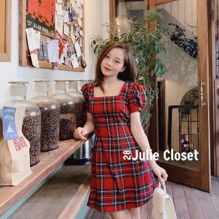 Đầm caro đỏ cổ vuông