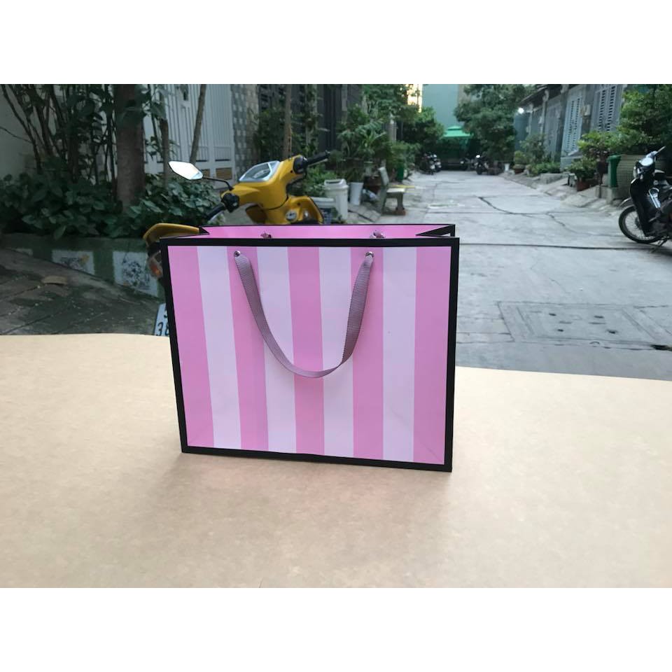 mẫu túi 33 - túi giấy siêu rẻ thời trang nữ đựng quần áo quà tặng các loại size 22x27.5x11cm | BigBuy360 - bigbuy360.vn