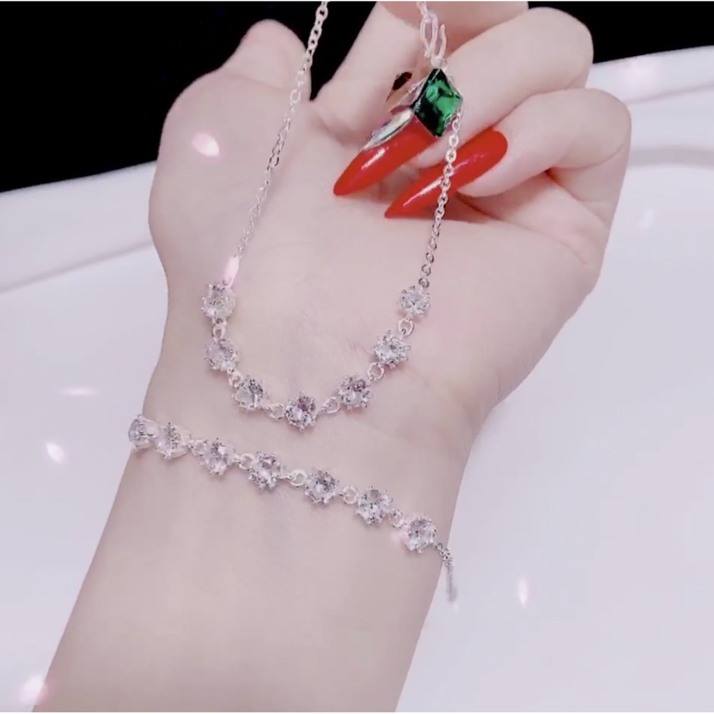 Lắc tay nữ bạc ta nhiều ổ đá sáng lấp lánh