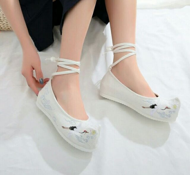  Giày vải thêu cổ trang Trung Quốc loại thắt dây gót 3.5cm.