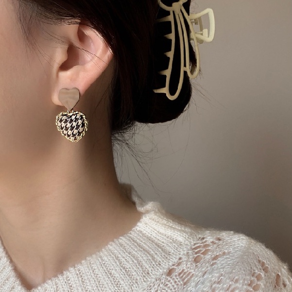 Khuyên tai thanh lịch có hình trái tim phong cách retro