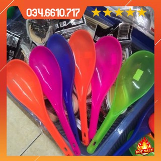 Thìa nhựa múc cơm canh (1 chiếc màu ngẫu nhiên)