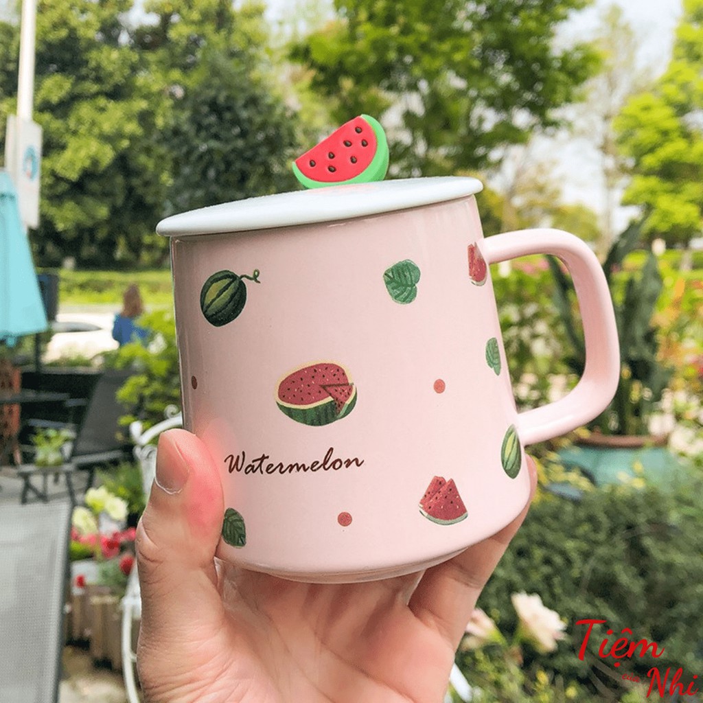 Ly sứ có nắp cao cấp in hình quả dứa, dâu, bơ, dưa hấu mùa hè kèm muỗng cà phê 430ml Tiệm Của Nhi LSCN001