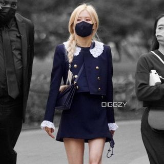 Áo khoác cổ búp bê màu đen và váy đen xòe Rose Blackpink