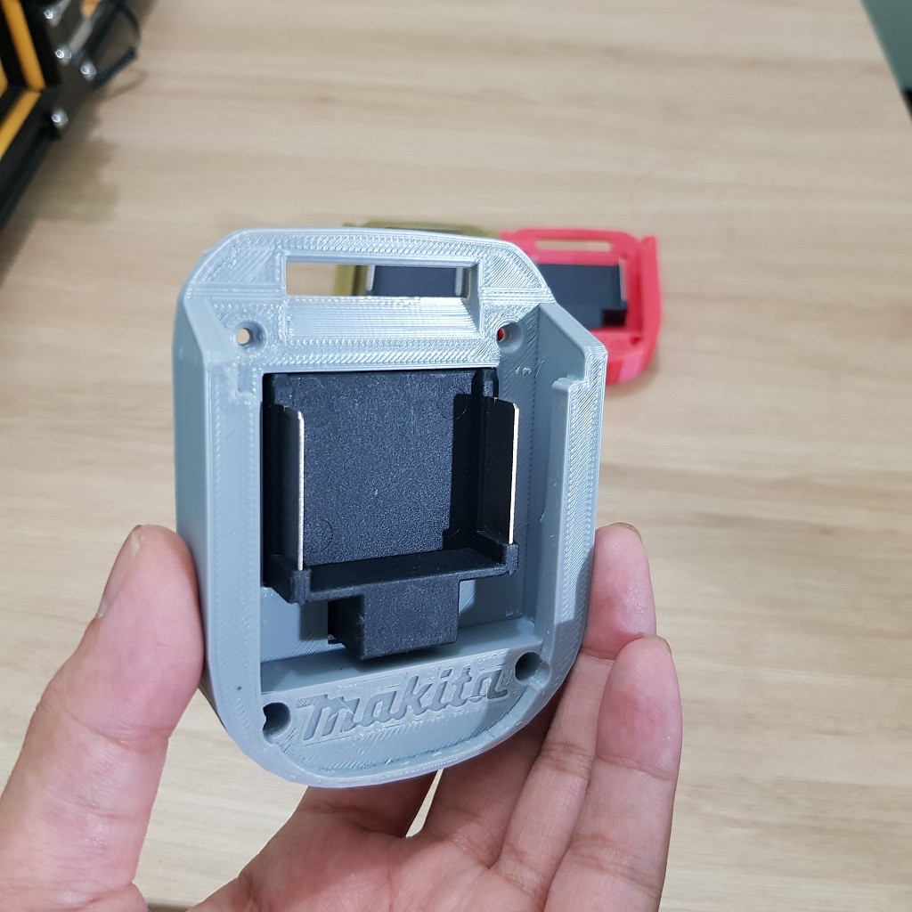 Đế gài dùng nguồn pin Makita kèm chân tiếp điểm cho nhiều máy khác