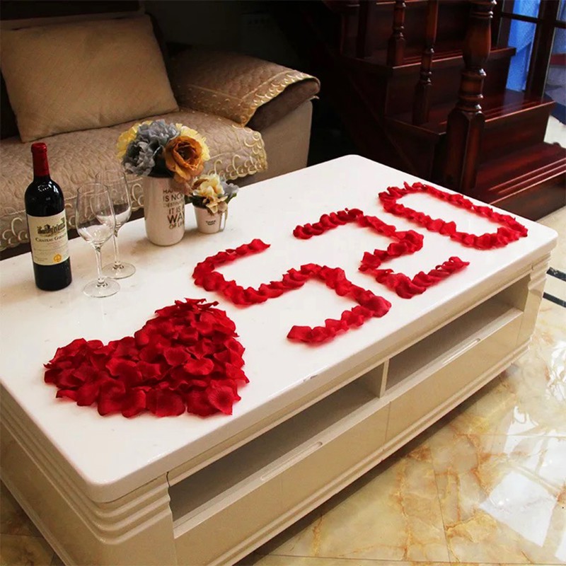 100 cánh hoa hồng lụa trang trí phòng cưới