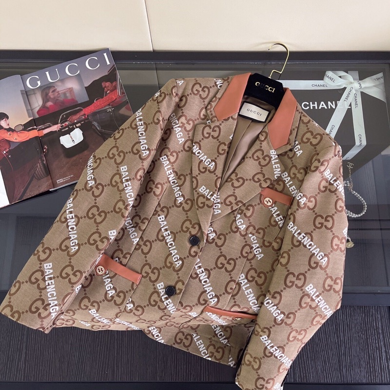 Áo khoác đồng thương hiêu cổ điển Gucci thiết kế logo ở áo GG với chữ in trắng thời trang.