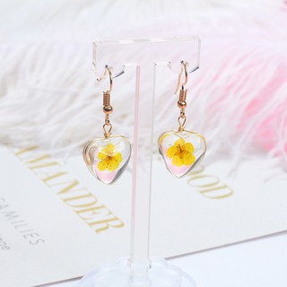 Khuyên tai trái tim trong hoa nhiều màu