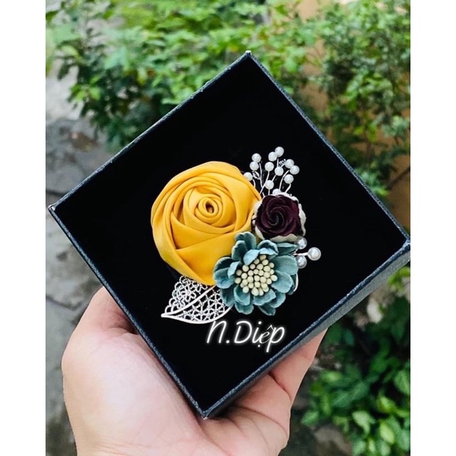 Nhiều màu-Hoa cài áo nụ hồng lụa cuộn mix các loại hoa-nobox