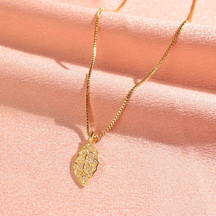 Dây Chuyền Ngắn Bằng Thép Không Gỉ Mạ Vàng 18k Mặt Hình Chiếc Lá Dành Cho Nữ