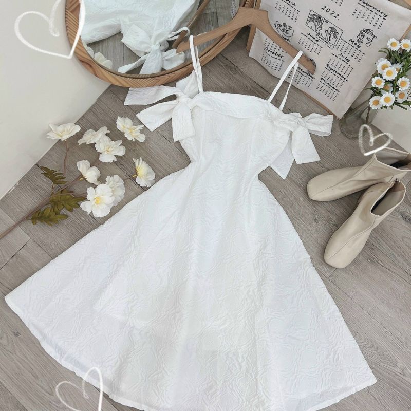 Đầm gấm xoè nơ rớt vai