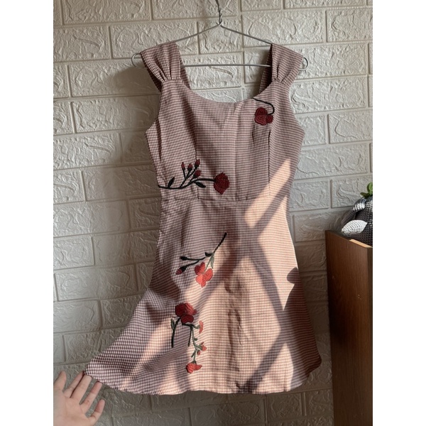 Đầm caro nhí thêu hoa