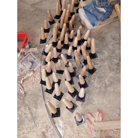 Chân kệ, tủ, bàn ghế cao 15-20cm gõ Tần bì dùng liên kết bas thép chụp chắc chắn