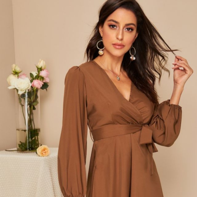 Đầm belt cafe. Phong cách tao nhã, cổ V, màu cafe sang trọng. Size XL: vai áo 40, ngực áo 104, vòng eo 88, chiều dài 91