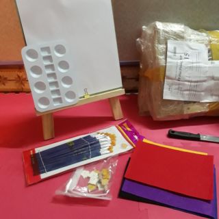 Bảng + giá vẽ + bộ cọ 12 món + khay mực. Về chỉ cần mua màu tùy loại. Tặg kèm 10 cú mèo gỗ+ vải dạ làm đồ chơi cho con