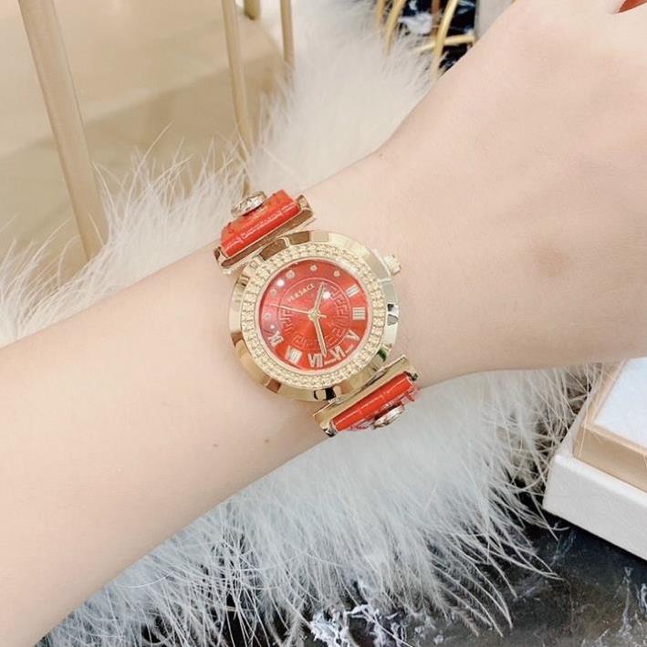 Đồng hồ versace nữ đính cúc mặt tròn dây da đính đá size 26mm . Bảo hành 12 tháng , tuyển sỉ toàn quốc