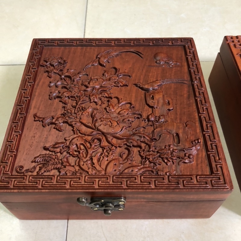 Hộp Đựng Quân Cờ Tướng Gỗ Hương Trạm Khắc Tinh Xảo